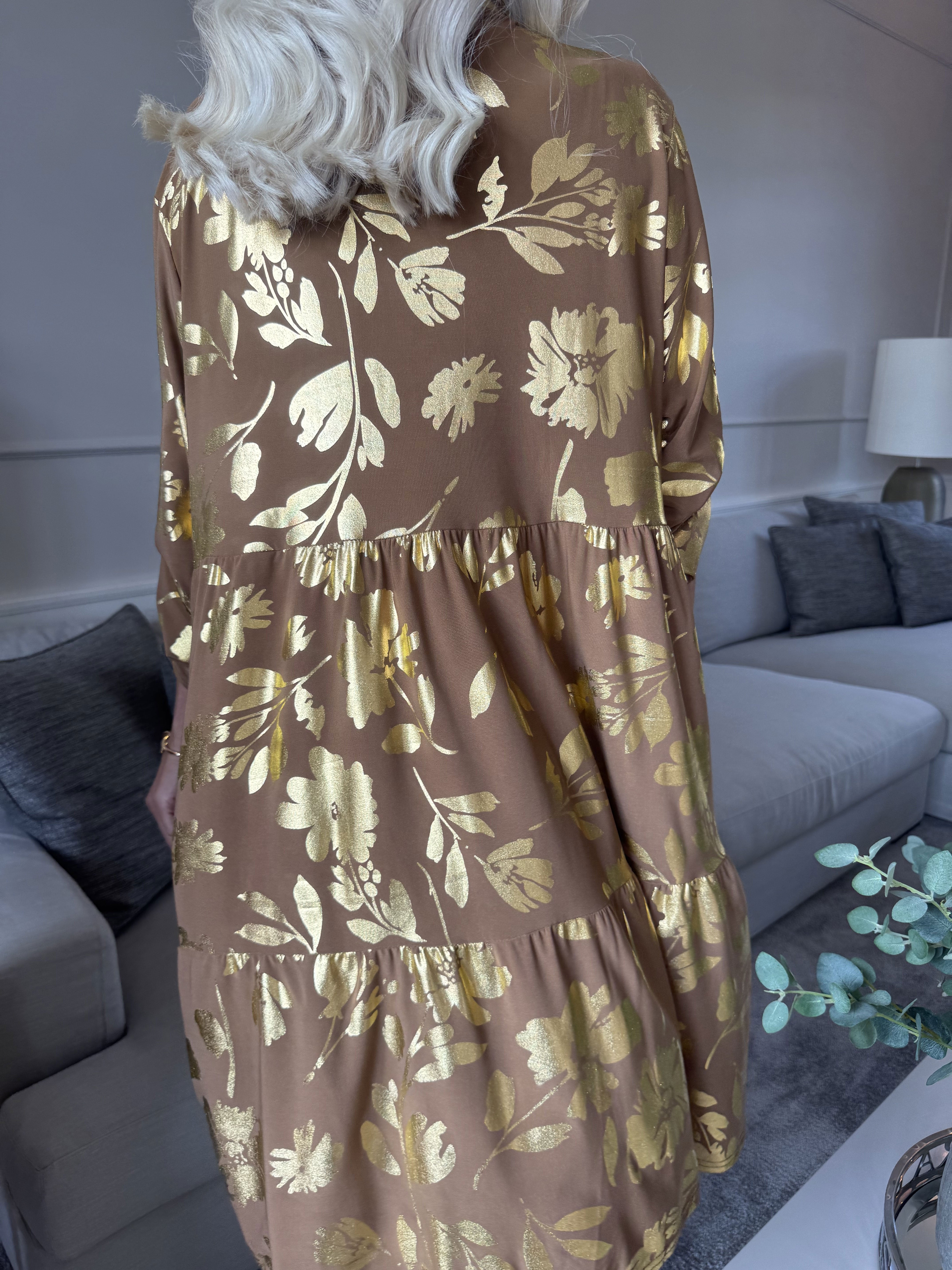 Milano Gold Flower Midi - Klänning med guldblad och lager-på-lager-look